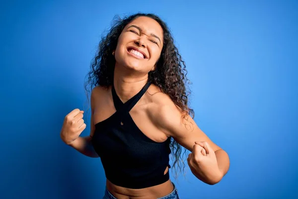 Mulher Bonita Nova Com Cabelo Encaracolado Vestindo Shirt Casual Sobre — Fotografia de Stock