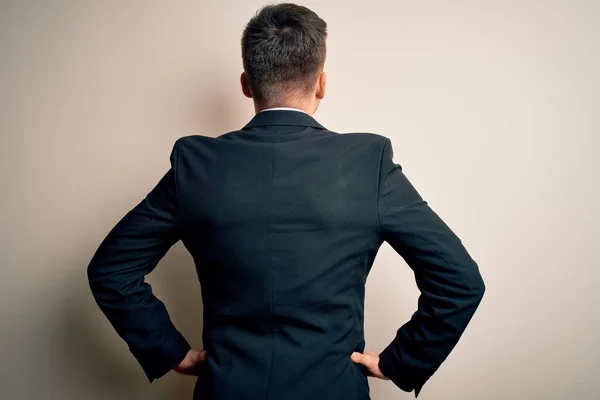 Joven Hombre Negocios Guapo Con Traje Elegante Corbata Sobre Fondo —  Fotos de Stock