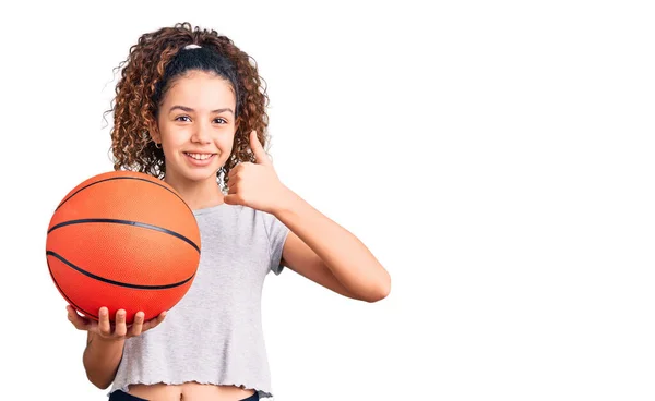 Bella Bambina Con Capelli Ricci Che Tengono Palla Basket Sorridente — Foto Stock