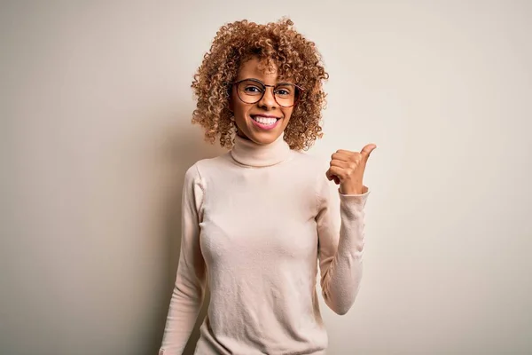 Ung Afrikansk Amerikansk Kvinna Bär Polotröja Tröja Och Glasögon Över — Stockfoto