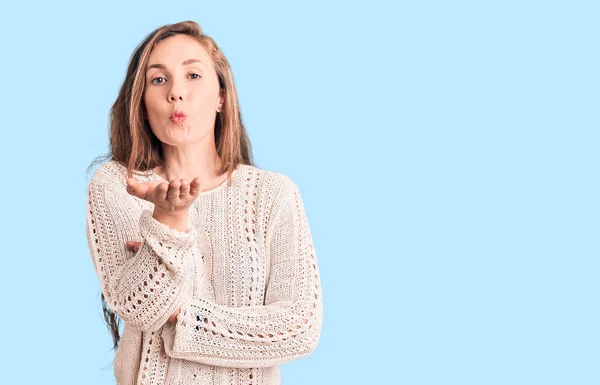 Jonge Mooie Blonde Vrouw Draagt Casual Trui Kijken Naar Camera — Stockfoto