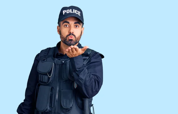 Jonge Spaanse Man Politie Uniform Die Naar Camera Kijkt Een — Stockfoto