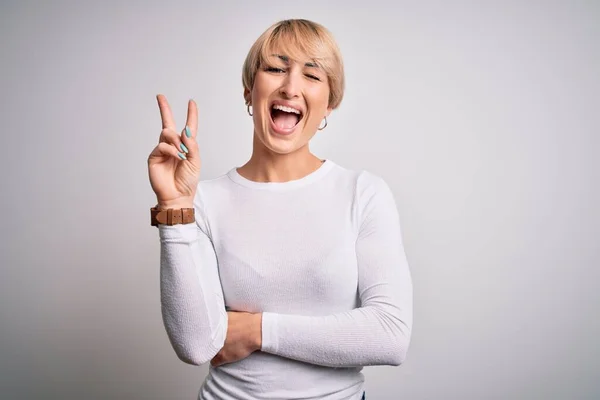 Giovane Bella Donna Bionda Con Capelli Corti Moderna Acconciatura Piedi — Foto Stock