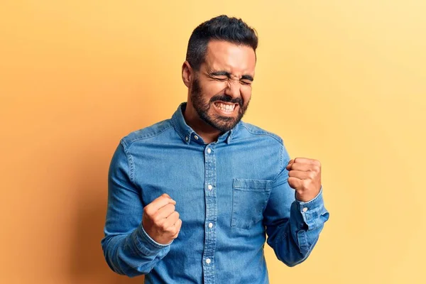 Jovem Hispânico Vestindo Roupas Casuais Muito Feliz Animado Fazendo Gesto — Fotografia de Stock