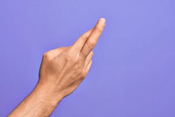 Рука Кавказского Молодого Человека Показывающего Пальцами Изолированном Фиолетовом Фоне Жестикулирующие — стоковое фото