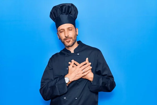 Joven Hombre Guapo Con Uniforme Cocina Sonriendo Con Las Manos — Foto de Stock