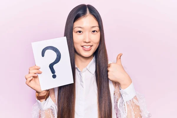 Jovem Mulher Chinesa Bonita Segurando Ponto Interrogação Sorrindo Feliz Positivo — Fotografia de Stock