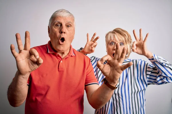 Sênior Belo Casal Juntos Sobre Fundo Branco Isolado Olhando Surpreendido — Fotografia de Stock