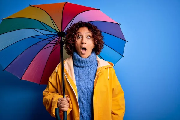 Middelbare Leeftijd Krullend Haar Vrouw Dragen Regenjas Met Kleurrijke Paraplu — Stockfoto