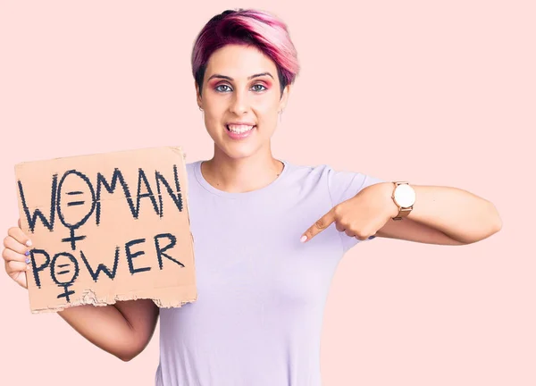 Joven Hermosa Mujer Con Pelo Rosa Sosteniendo Bandera Poder Mujer —  Fotos de Stock