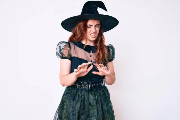 若い美しい女性を身に着けている魔女ハロウィンの衣装嫌悪反応のために嫌悪感の表情 不満と恐ろしいやって嫌悪感の顔 — ストック写真