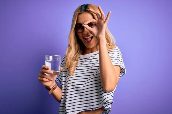 Joven Mujer Rubia Sana Usando Gafas Beber Vaso Agua Sobre —  Fotos de Stock