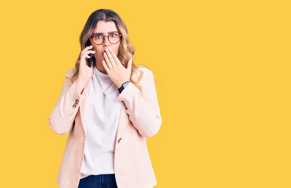 Kafkasyalı Genç Bir Kadın Akıllı Telefonla Konuşuyor Ağzını Eliyle Kapatıyor — Stok fotoğraf