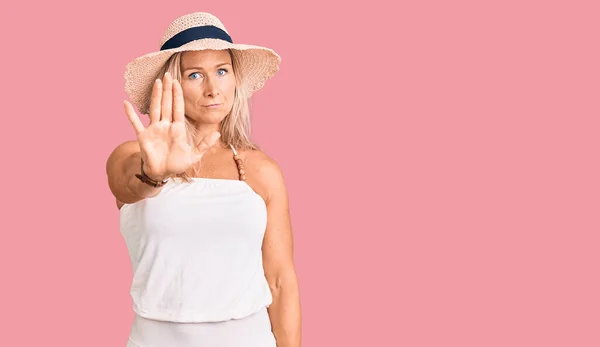 Eine Blonde Frau Mittleren Alters Trägt Sommermütze Und Singt Nicht — Stockfoto