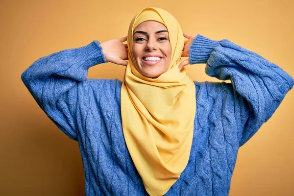 Joven Hermosa Morena Musulmana Mujer Usando Hiyab Árabe Sobre Aislado — Foto de Stock