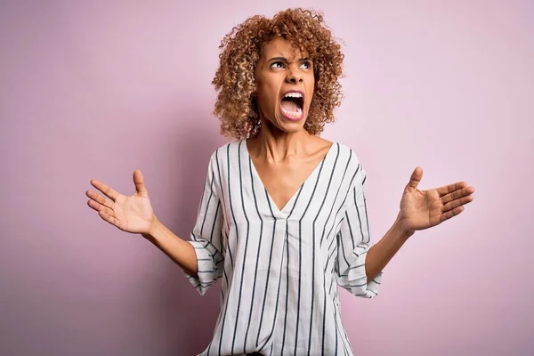 Mooie Afro Amerikaanse Vrouw Met Krullend Haar Dragen Gestreept Shirt — Stockfoto