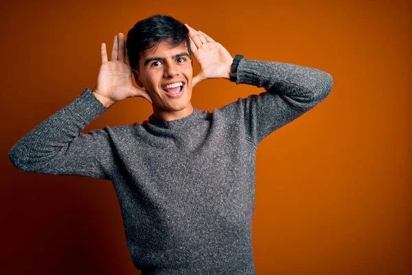 Jeune Homme Beau Portant Pull Décontracté Debout Sur Fond Orange — Photo