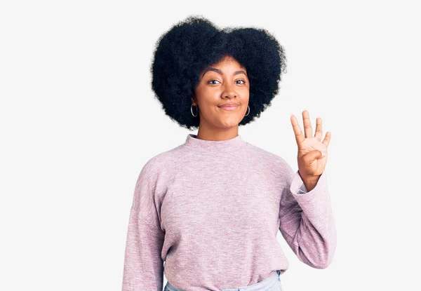 Chica Afroamericana Joven Con Ropa Casual Mostrando Apuntando Hacia Arriba —  Fotos de Stock