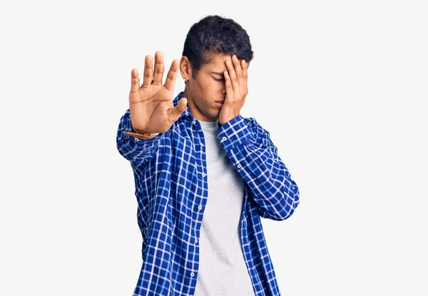 Joven Hombre Amerciano Africano Con Ropa Casual Cubriendo Los Ojos —  Fotos de Stock