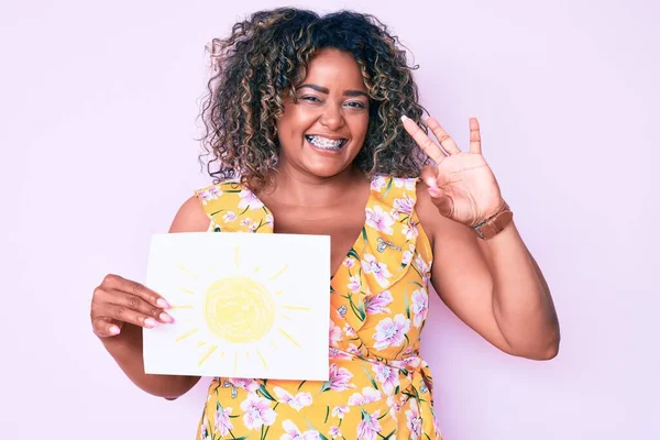 Jovem Afro Americano Size Mulher Segurando Sol Desenhar Fazendo Sinal — Fotografia de Stock