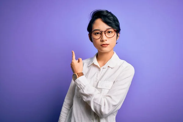 Jovem Bela Menina Asiática Vestindo Camisa Casual Óculos Sobre Fundo — Fotografia de Stock