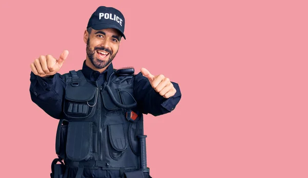 Mladý Hispánec Policejní Uniformě Který Schvaluje Pozitivní Gesto Rukou Palec — Stock fotografie