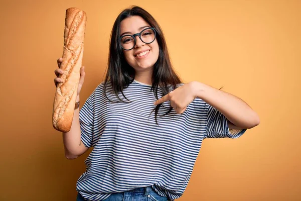 Jong Brunette Vrouw Holding Zelfgemaakt Vers Brood Baguette Geel Achtergrond — Stockfoto