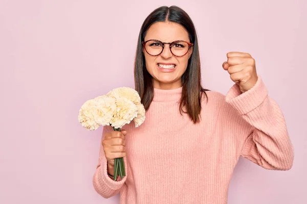 Hermosa Mujer Morena Con Gafas Sosteniendo Ramo Flores Sobre Fondo —  Fotos de Stock