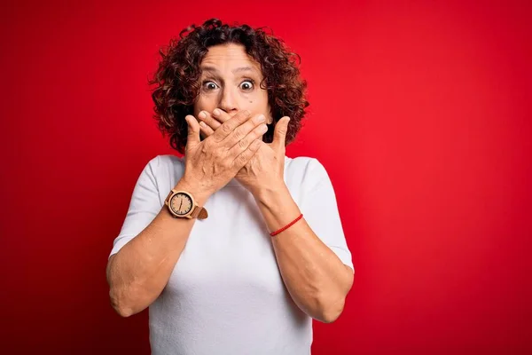 Medioevo Bella Donna Capelli Ricci Indossa Casual Shirt Sfondo Rosso — Foto Stock