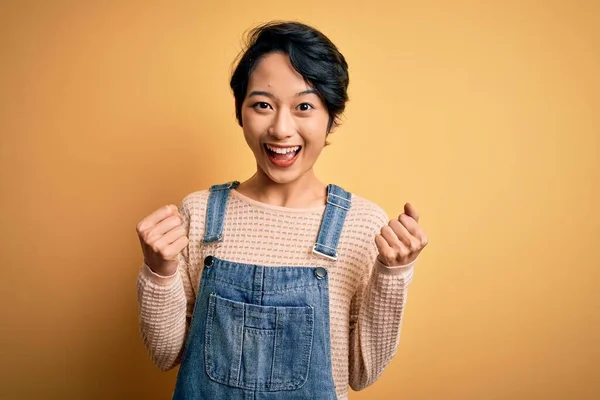 Jong Mooi Aziatisch Meisje Draagt Casual Denim Overalls Geïsoleerde Gele — Stockfoto