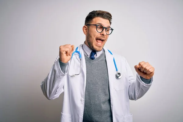 Νεαρός Γιατρός Μπλε Μάτια Που Φοράει Ιατρικό Παλτό Και Στηθοσκόπιο — Φωτογραφία Αρχείου