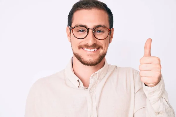 Joven Hombre Guapo Con Ropa Casual Gafas Sonriendo Feliz Positivo —  Fotos de Stock