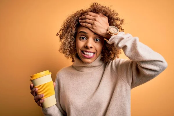 Mujer Rizada Afroamericana Joven Bebiendo Taza Café Para Llevar Sobre —  Fotos de Stock