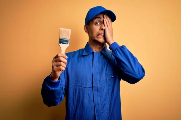 Jonge Knappe Afro Amerikaanse Schilder Uniform Met Penseel Het Hoofd — Stockfoto