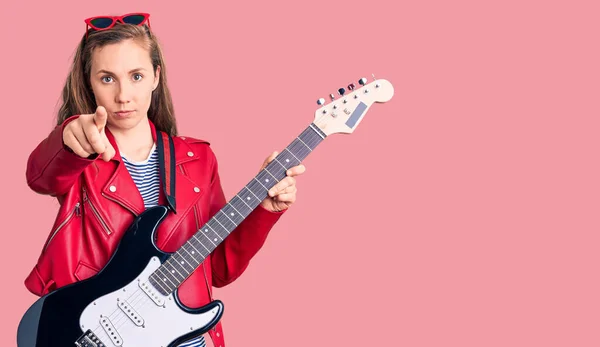 Jovem Bela Mulher Loira Tocando Guitarra Elétrica Apontando Com Dedo — Fotografia de Stock