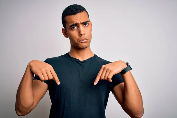 Junger Gutaussehender Afrikanisch Amerikanischer Mann Lässigem Shirt Vor Weißem Hintergrund — Stockfoto