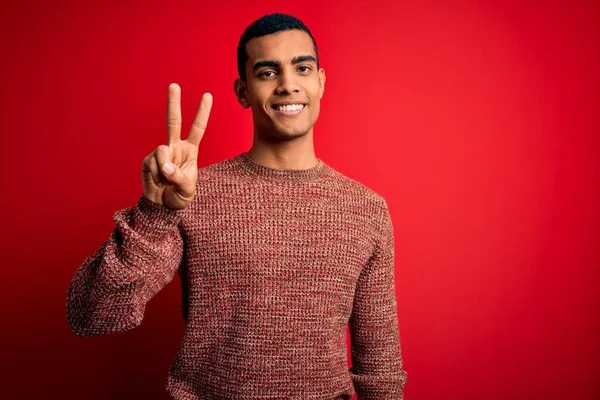 Jovem Homem Afro Americano Bonito Vestindo Camisola Casual Sobre Fundo — Fotografia de Stock