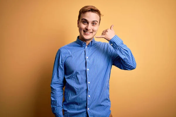 Mladý Pohledný Rusovlasý Muž Neformální Pruhované Košili Osamělém Žlutém Pozadí — Stock fotografie
