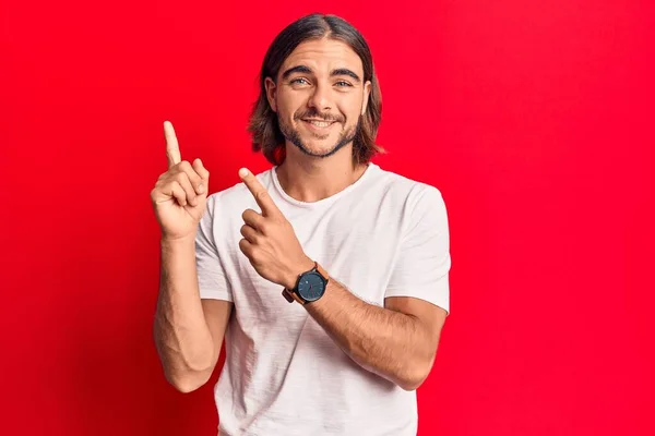 Joven Hombre Guapo Con Ropa Casual Sonriendo Mirando Cámara Apuntando —  Fotos de Stock