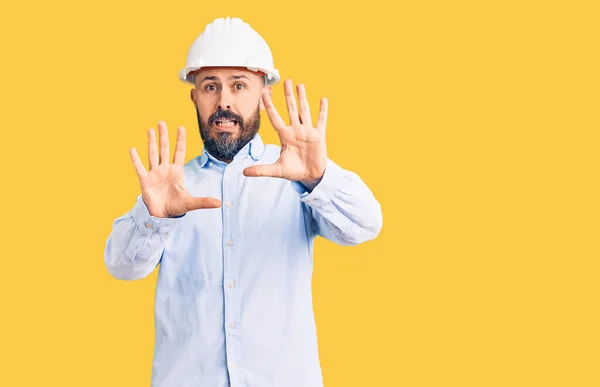 Junger Gutaussehender Mann Mit Architektenhut Und Verängstigtem Gesichtsausdruck Stoppt Geste — Stockfoto