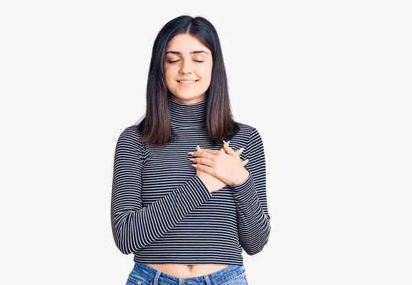 Joven Chica Hermosa Con Camiseta Rayas Sonriendo Con Las Manos — Foto de Stock