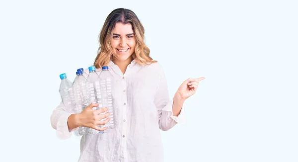 Ung Kaukasisk Kvinna Som Håller Återvinning Plastflaskor Ler Glad Pekar — Stockfoto