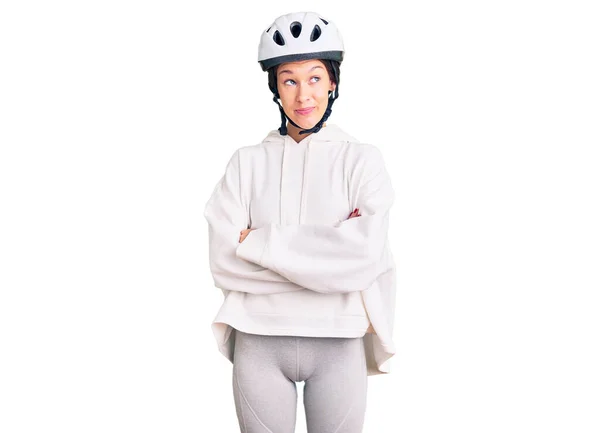 Krásná Brunetka Mladá Žena Sobě Cyklistické Helmy Sportovní Oblečení Úsměvem — Stock fotografie
