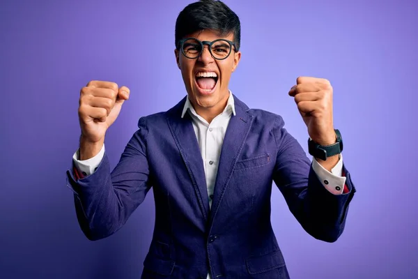 Jovem Homem Negócios Bonito Vestindo Jaqueta Óculos Sobre Fundo Roxo — Fotografia de Stock