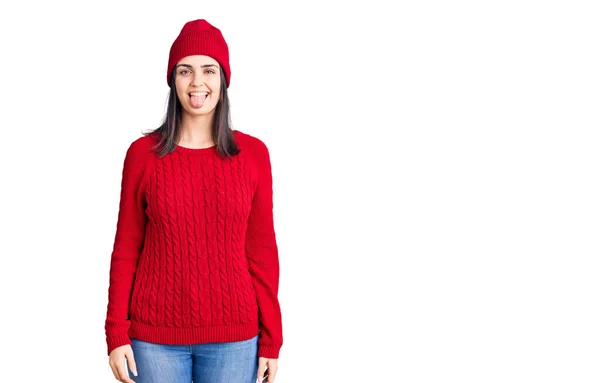 스웨터 모자를 아름다운 소녀는 표정으로 내미는 좋아한다 — 스톡 사진