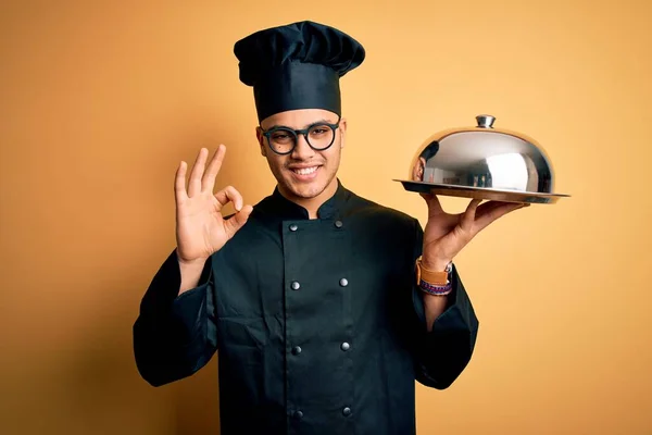 Jeune Chef Brésilien Homme Portant Uniforme Cuisinière Chapeau Tenant Plateau — Photo