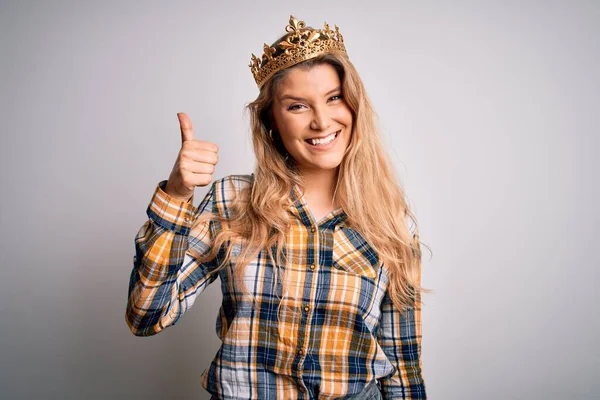 Jovem Bela Mulher Loira Vestindo Coroa Ouro Rainha Sobre Fundo — Fotografia de Stock