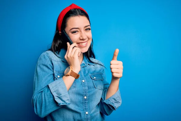 Genç Esmer Kadın Mavi Izole Edilmiş Arka Planda Akıllı Telefondan — Stok fotoğraf