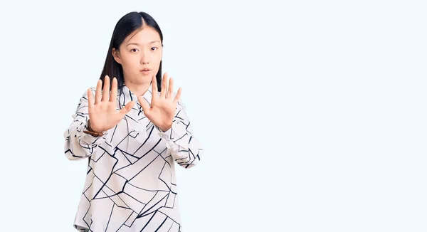 Jonge Mooie Chinese Vrouw Draagt Casual Shirt Wegrijdende Handen Handpalmen — Stockfoto