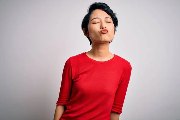 Jong Mooi Aziatisch Meisje Dragen Casual Rood Shirt Staan Geïsoleerde — Stockfoto